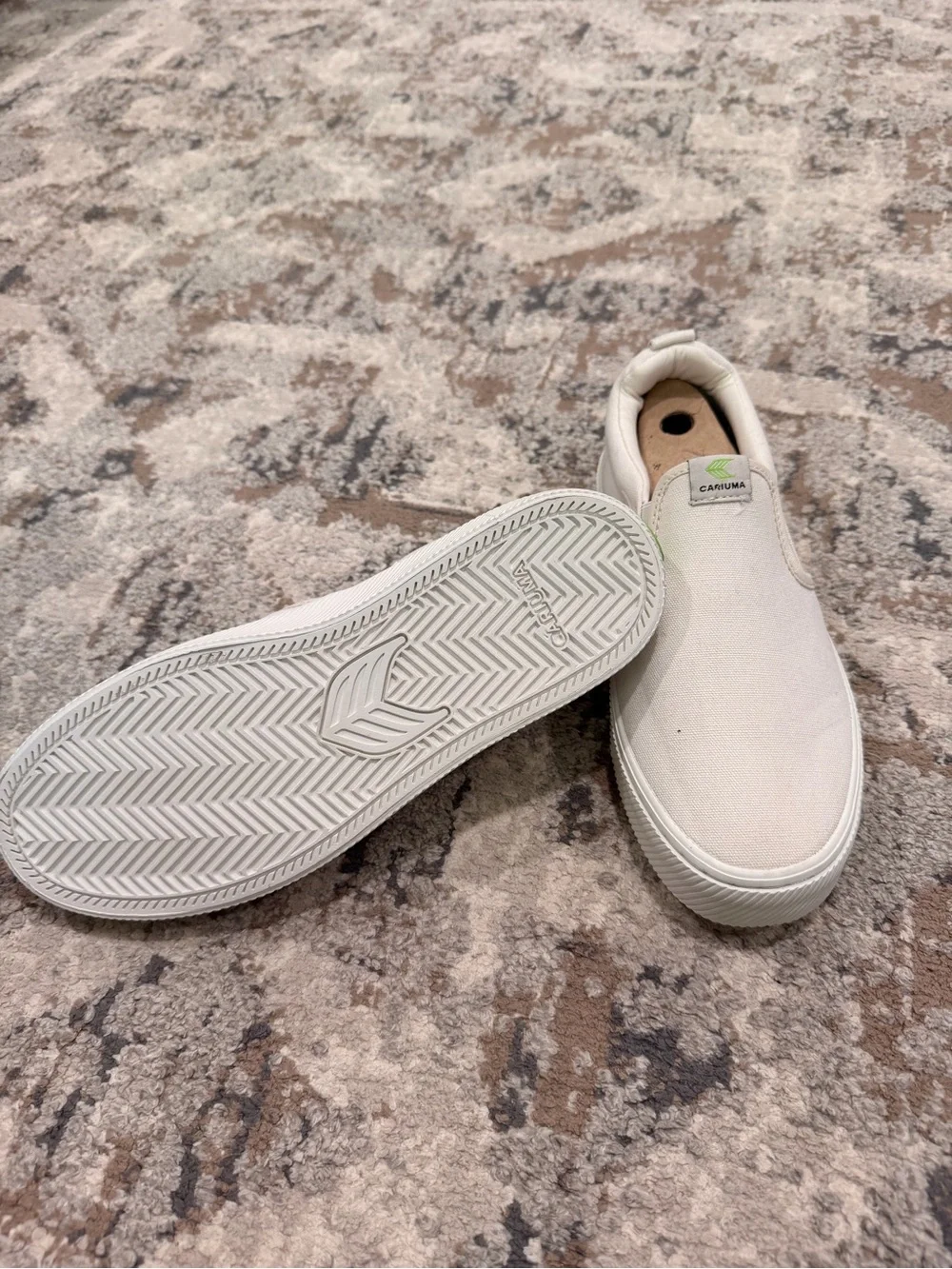 Cariuma Slip On Off White Canvas